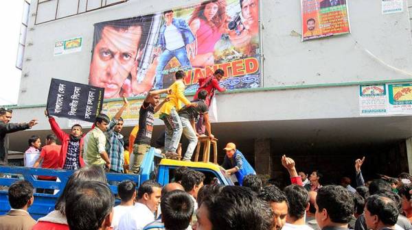 bangladesh-cinemas-ban-top-actor-over-hindi-film-protests-1422547406-5935